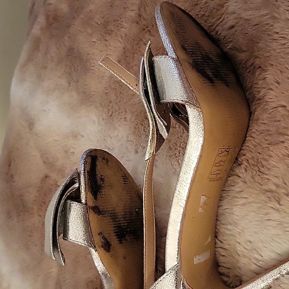 Bow heels - Picture 3 of 3